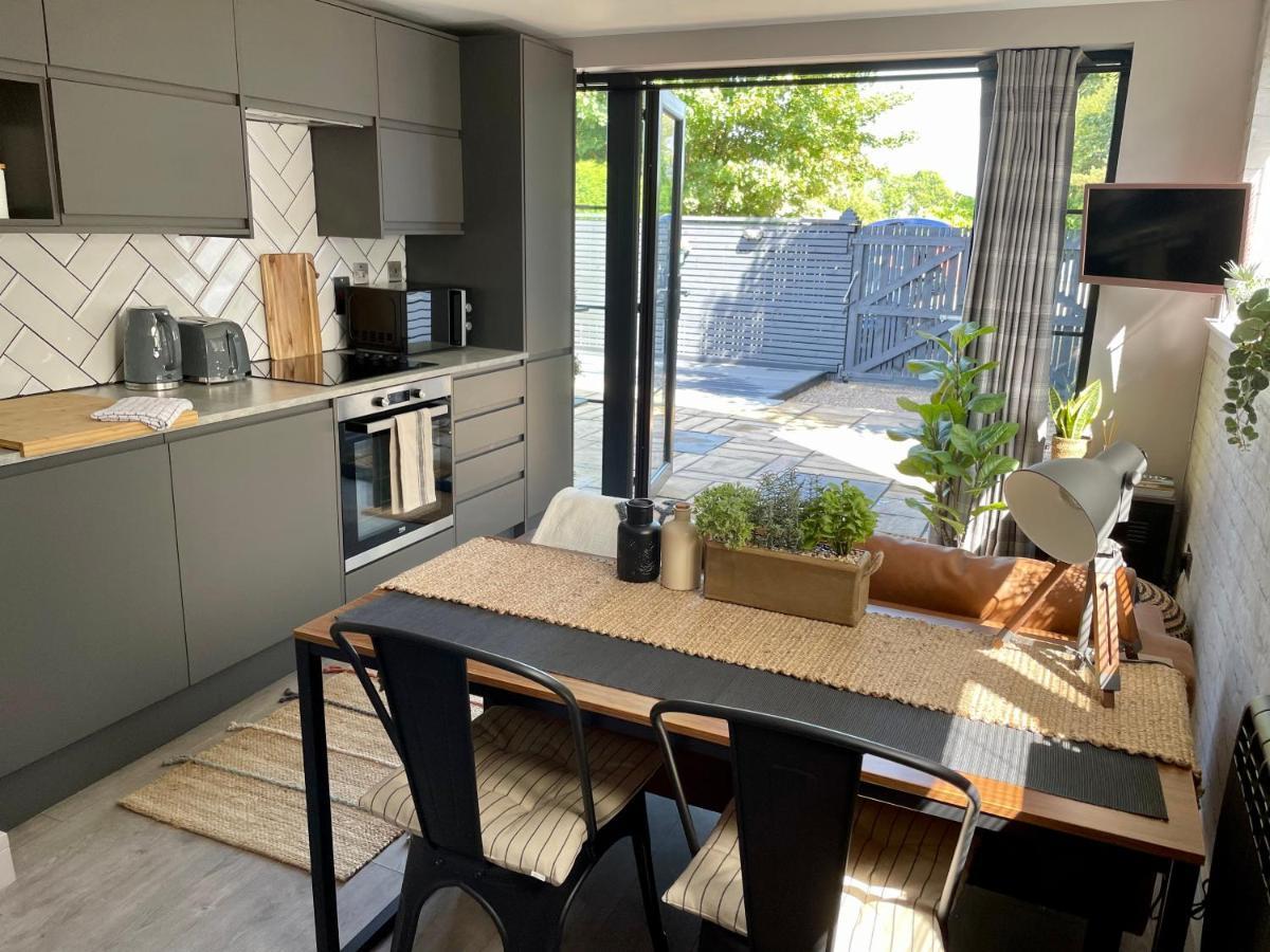 Stylish, Central Studio With Kitchen & Large Deck Fort William Luaran gambar