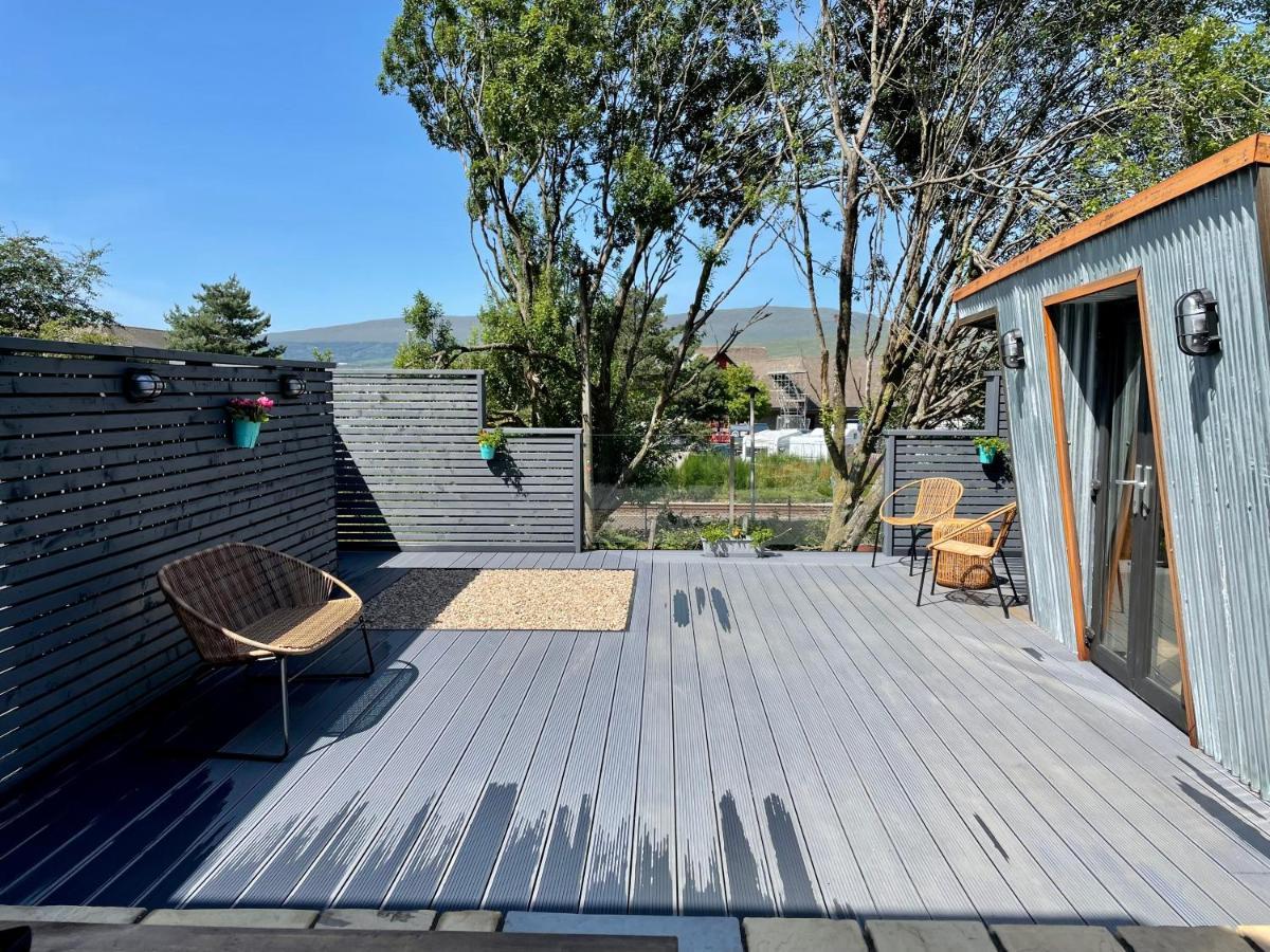 Stylish, Central Studio With Kitchen & Large Deck Fort William Luaran gambar